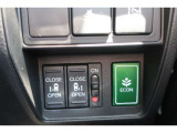運転席に居ながら両側パワースライドの開閉ができます!