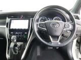 運転席です!木目調のステアリングは劣化を感じさせにくく、高級感があり、いいことづくめです!