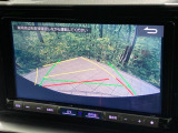 【バックカメラ】駐車時に後方がリアルタイム映像で確認できます。大型商業施設や立体駐車場での駐車時や、夜間のバック時に大活躍!運転スキルに関わらず、今や必須となった装備のひとつです!