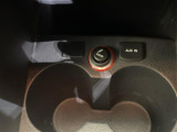 【シガーソケット(アクセサリーソケット)】車内で利用する電気製品の電源として広く利用できます!アダプターを入れることで、スマートフォンの充電なども可能です!