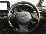 ステアリングスイッチでハンドルから手を離さなくても、音量やチャンネルなどの調整ができて安全です。