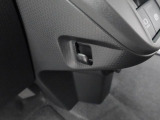 ちょっとした荷物がかけられるフック付き。