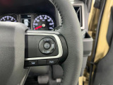 【レーダークルーズコントロール(全車速追従機能付】車内前方に装備されたカメラで先行車を認識し、車速に応じた車間距離を保ちながら追従走行を支援します。