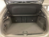 ゆったりとしたトランクルームでございます。たくさんのお荷物の車載が可能でございます。