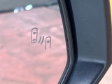 【ブラインドスポットモニター】走行中、ドアミラーの死角になりやすい箇所に後続車が接近するとサイドミラーのレンズに警告を表示!ドライバーに注意喚起をしてくれます。