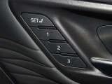 運転席のパワーシートは3名様分までメモリー機能付きです。