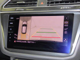 アラウンドビューモニター。バックカメラはもちろん車を上空から見たようなカメラで周囲の様子をモニターできます。