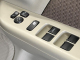 【電動格納ミラー】サイドミラーは電動格納式となっており、狭い駐車場でもキズがつくリスクを抑えられます。