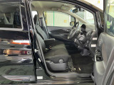 運転席の足元は広々としており、座席は大きく前後にスライド出来るので自分に合ったポジションで運転する事が出来ます。アクセルやブレーキにクセもなくとても運転のしやすい車両です。