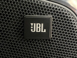 【JBLサウンドシステム】メーカーオプションの高品位サウンドシステムを搭載。専用のチューニングが施された大小様々なスピーカーから良質なサウンドが奏でられ、臨場感あふれる音響空間を演出します。