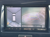 【全方位モニター】クルマを真上から見下ろした視点で駐車をサポートします!死角からの障害物にいち早く気が付くことができます。