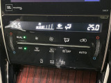 【オートエアコン】一度お好みの温度に設定すれば、車内の温度を検知し風量や温度を自動で調整。暑い&hellip;寒い&hellip;と何度もスイッチ操作をする必要はありません。快適な車内空間には必須の機能ですね♪
