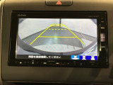 リバースギアに入れるだけで後方の表示へ切り替わります。夜間や雨の日の駐車も楽になりますよ。