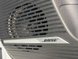 【BOSEサウンドシステム】メーカーオプションの高品位サウンドシステムを搭載。専用のチューニングが施された大小様々なスピーカーから良質なサウンドが奏でられ、臨場感あふれる音響空間を演出します。