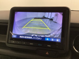 リバースギアに入れるだけで後方の表示へ切り替わります。夜間や雨の日の駐車も楽になりますよ。