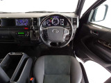 ウッド調と革巻きステアリングで快適な操作性の運転席です。