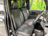 運転席まわりには十分なスペースがあり、大柄な方でもゆったり運転していただける環境です。