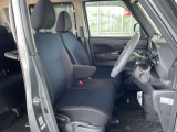 運転のしやすさや、乗り降りにも配慮した運転席