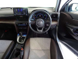 革巻きステアリングで快適な操作性の運転席です。