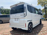 後退時ブレーキサポートです。リヤバンパーに搭載した4つのセンサーで後方の障害物をブザー音とメーター表示で障害物をお知らせ。衝突被害軽減ブレーキが作動し衝突の回避または衝突時の被害を軽減します。