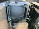 助手席シート下のアンダーBOX! 濡れたものでも大丈夫! 持ち運びも出来ますので、そのまま洗濯機まで運べます! 便利な装備です!