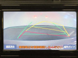 【バックガイドモニター】後方の映像をナビ画面に表示するだけでなく、ステアリング操作に連動して動くガイド線も同時に表示!予想進路の確認をしながら後退できるので便利です!