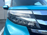 【LEDヘッドライト】悪天候や夜間走行時も良好な視界を確保し安心して運転できる高輝度LEDヘッドライトを装備!点灯速度が早く、消費電力も抑えられています。