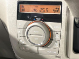 【オートエアコン】一度お好みの温度に設定すれば、車内の温度を検知し風量や温度を自動で調整。暑い&hellip;寒い&hellip;と何度もスイッチ操作をする必要はありません。快適な車内空間には必須の機能ですね♪