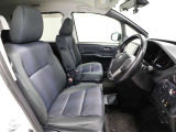 ゆったり室内で運転もしやすいです♪使い勝手の良い配置も考えられています!!