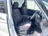 運転席まわりには十分なスペースがあり、大柄な方でもゆったり運転していただける環境です。