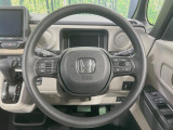 インテリアに合わせたデザインのステアリングは、運転される方のことも考え、運転しやすい形状、大きさです。是非一度、実際に触ってお確かめください。