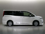 両側パワースライドドア付きだから、狭い駐車スペースなどでの 乗り降りラクラク!小さなお子さまのいるご家庭には嬉しい装備。