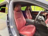 運転席まわりには十分なスペースがあり、大柄な方でもゆったり運転していただける環境です。