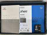 スマートキーは鍵をバッグに入れたままでもドアロックの開閉やエンジンのON・OFFができます。夜間や雨の日も鍵を探さなくて良いので便利です。
