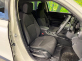 運転席まわりには十分なスペースがあり、大柄な方でもゆったり運転していただける環境です。