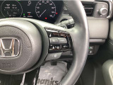 スイッチ操作で一定速度に走行を制御。加速、減速の少ない高速道路などでの運転をより快適にするクルーズコントロールを装備。
