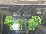 【スマートアシスト】走行中に前方の車両等を認識し、衝突しそうな時は警報とブレーキで衝突回避と被害軽減をアシスト。より安全にドライブをお楽しみいただけます。