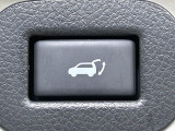 【パワーバックドア】スマートキーや運転席のボタンを押すだけでリアゲートが自動で開閉します!荷物を持っている時や、高い位置にあるバックドアを閉める際に便利な機能です♪