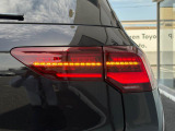 後続車からの視認性に優れるLEDダークテールランプ。ウィンカーは流れる様に点滅する「ダイナミックターンインジケーター」を装備。
