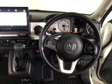【ハンドル】運転にかかわる様々な操作を安全に行えるように視点移動が少なく操作性に配慮されたスイッチ類が凝縮されたコックピットです。