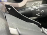 【パドルシフト】ハンドルから手を離さずに素早くシフトアップ&ダウンができるので、エンジンブレーキを使う下り坂や高速道路の合流で加速したい場面で役立ちます。
