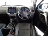 革巻きステアリングで快適な操作性の運転席です。