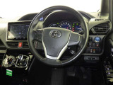 運転席まわりです。 各操作スイッチは使いやすい位置に配置されてます。
