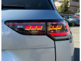 ダイナミックターンインジケーター付き3DのLEDテールランプ。ウィンカーの光が流れるように点滅、後続車からの視認性が高まり、万一の追突の危険性を軽減します。