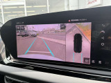 ●サラウンドビューカメラ『車両の4つのカメラから得た映像を合成し、上空から眺めているような映像をモニターに映し出します。車両周辺の歩行者や障害物などの発見に役立ちます。』