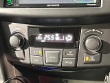 【オートエアコン】一度お好みの温度に設定すれば、車内の温度を検知し風量や温度を自動で調整。暑い&hellip;寒い&hellip;と何度もスイッチ操作をする必要はありません。快適な車内空間には必須の機能ですね♪