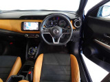 革巻きステアリングで快適な操作性の運転席です。