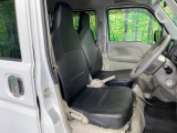 運転席まわりには十分なスペースがあり、大柄な方でもゆったり運転していただける環境です。