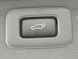 【パワーバックドア】スマートキーや運転席のボタンを押すだけでリアゲートが自動で開閉します!荷物を持っている時や、高い位置にあるバックドアを閉める際に便利な機能です♪