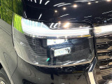 【LEDヘッドライト】悪天候や夜間走行時も良好な視界を確保し安心して運転できる高輝度LEDヘッドライトを装備!点灯速度が早く、消費電力も抑えられています。